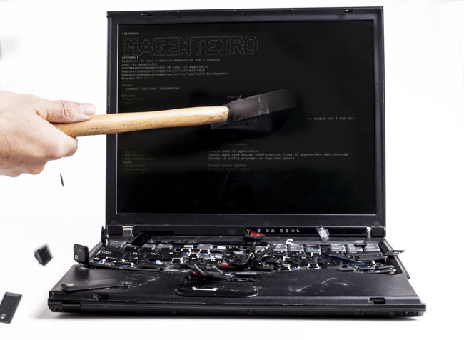 Computador com terminal sendo destruído